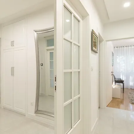 Bella Vista Apartment *